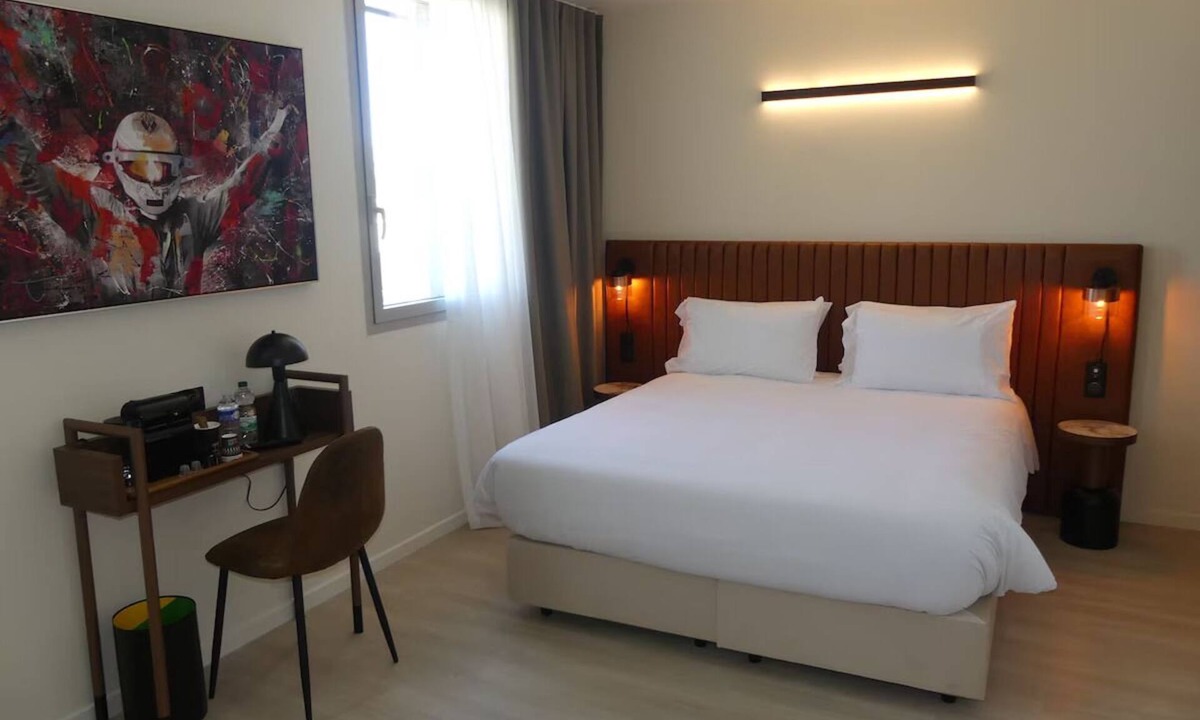 Signes Hotel | Junior Suite w/Breakfast Access Near OK Corral Adventure Park