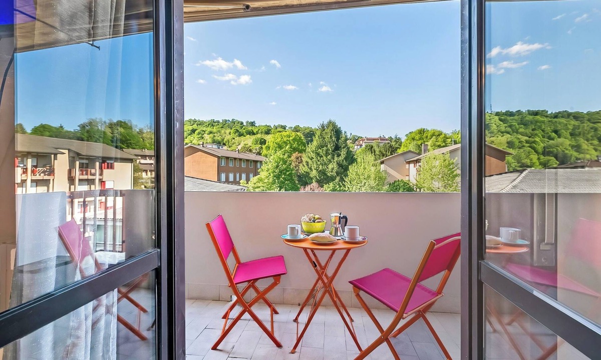 Laveno Apartment | La Dolce Laveno, Balcony Apartment with A/C, Laveno Mombello, Italy
