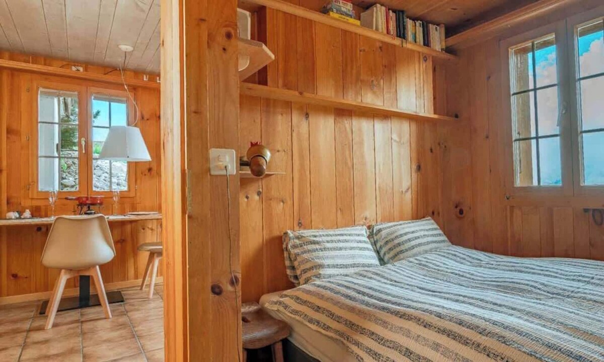 Axalp Apartment | Lake and Mountain View Chalet,Fireplace and Garden