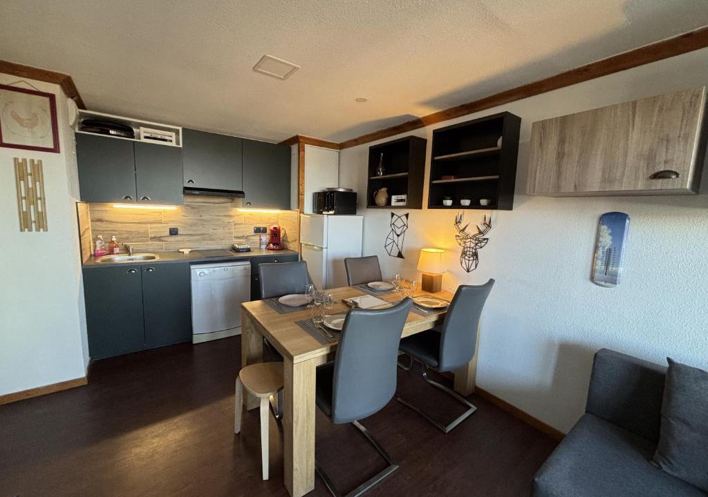 Besse-et-Saint-Anastaise Apartment | Lama-Gîte-des-Puys T3 Lamadalet, vue sud, terrasse, parking privé