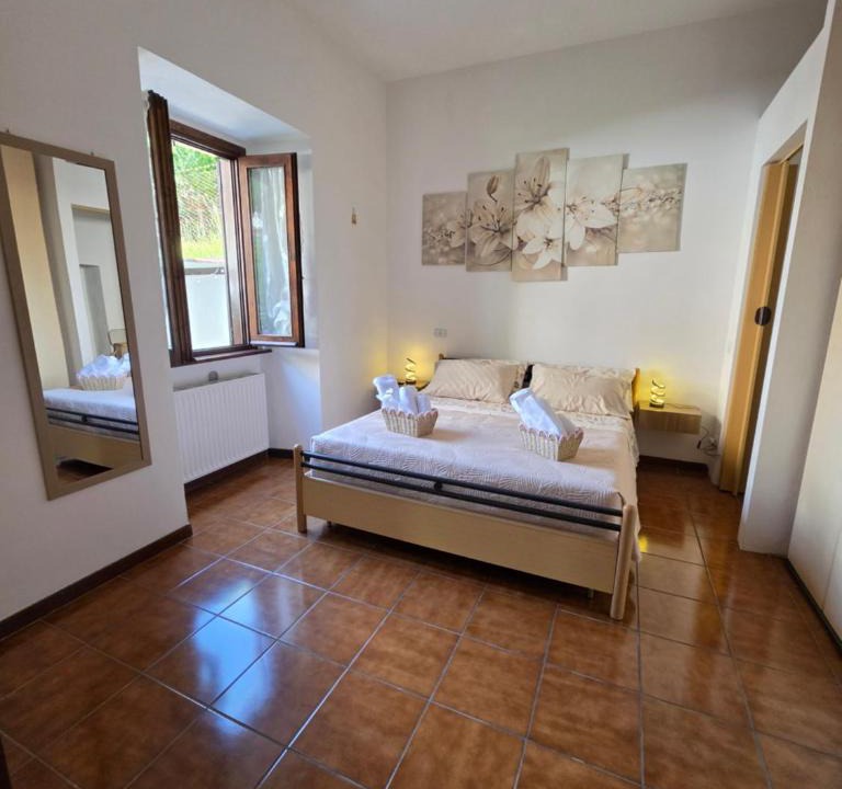 Como House | Lily Loggiadeifiori with private Patio near station, bus and swiss boarder