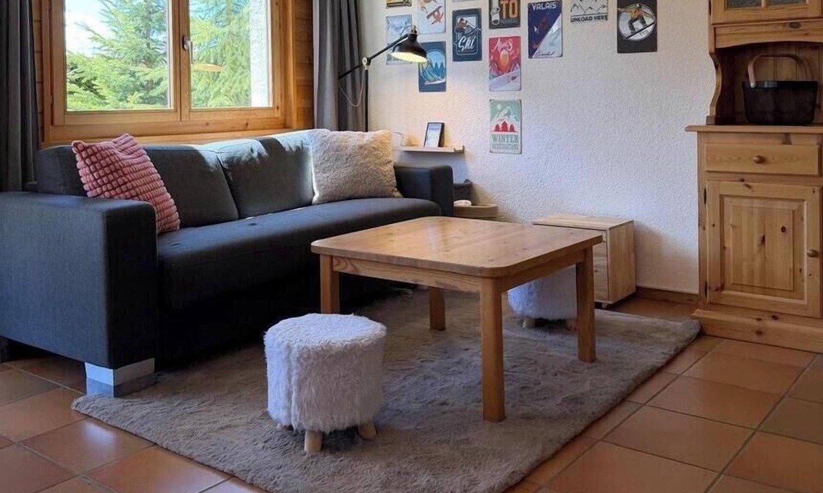 Chandolin Apartment | Located near the centre of the village of Chandolin in a peaceful setting, this bright flat (with te