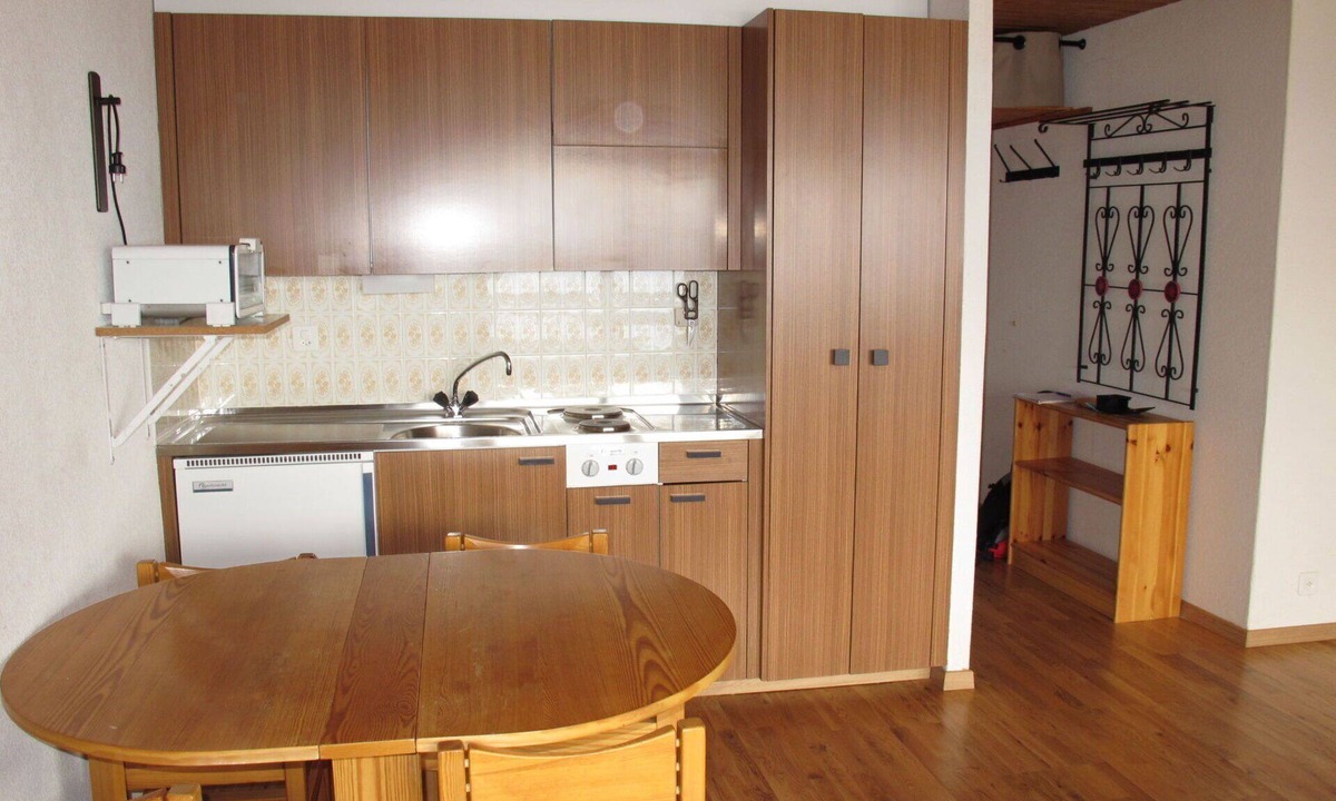 Sion Apartment | Lovely apartment for 4 guests with pool, WIFI, TV, balcony and pets allowed
