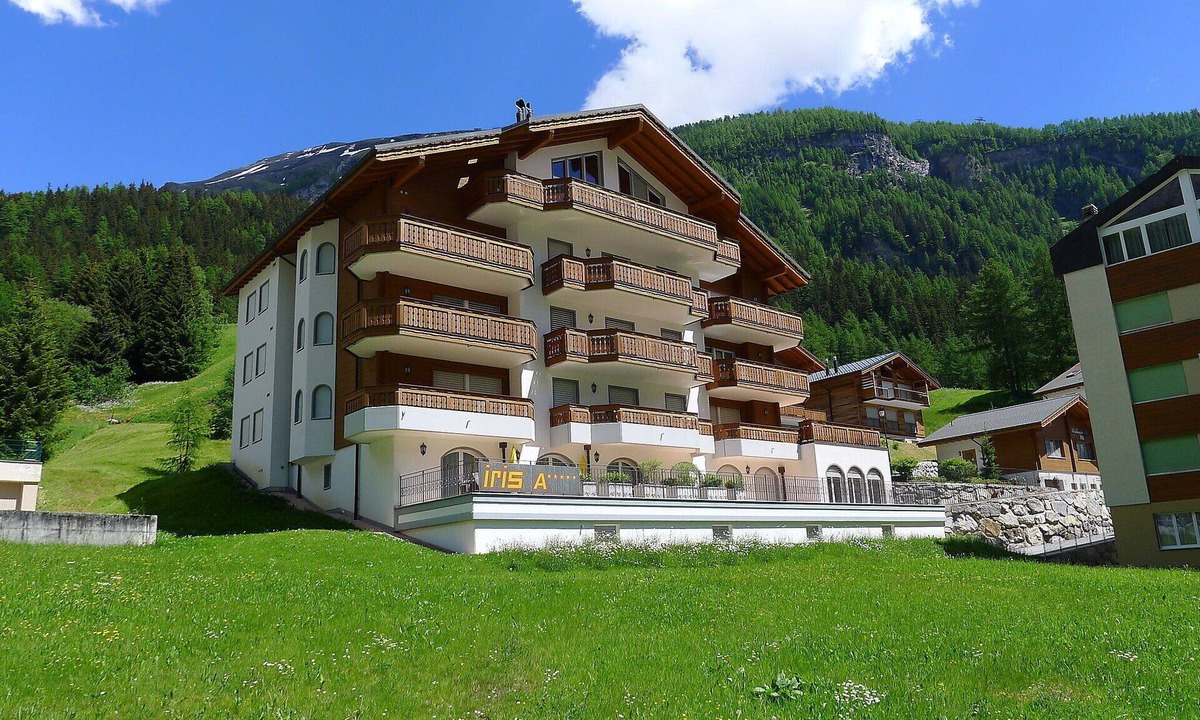 Leukerbad Apartment | Lovely apartment for 8 people with WIFI, hot tub, TV and balcony