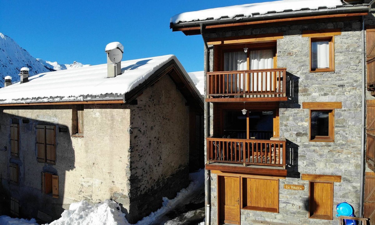 Saint-Martin-de-Belleville Ski Chalet | Luxurious 8-Bed Chalet with Sauna and Mountain Views in Quiet Village Setting