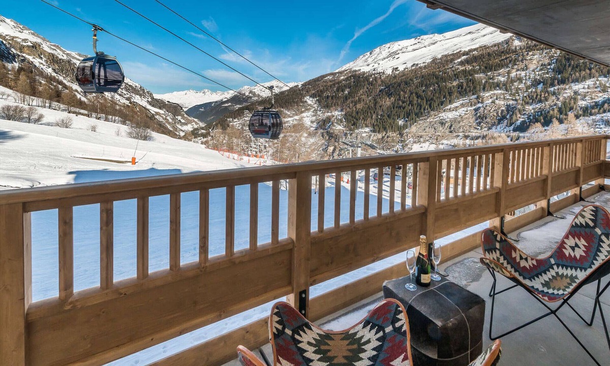 Les Boisses Apartment | Luxury apartment, 3 rooms, sleeps 8, ski-in ski-out with hotel services