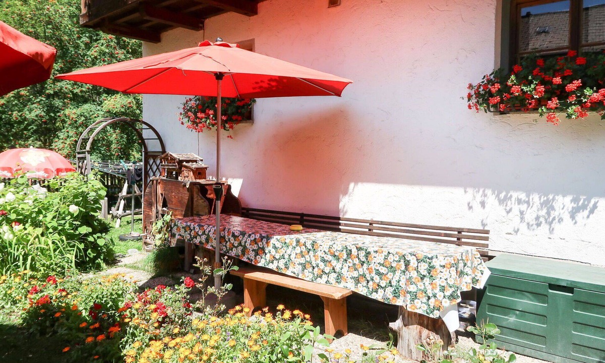 Feichten Villa | Nice apartment in villa for 4 people with WIFI, TV, patio and pets allowed
