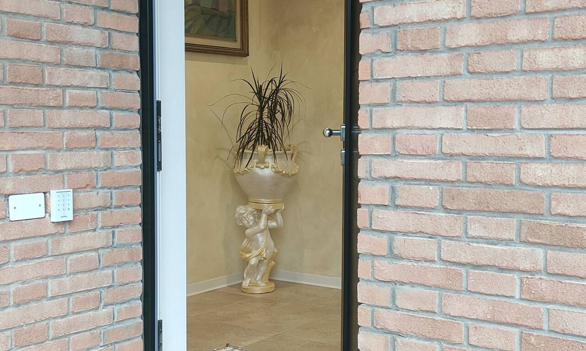 Madone Bed & Breakfast | Nice room, bathroom, outdoor space for the summer. Highway, airport, hospitals