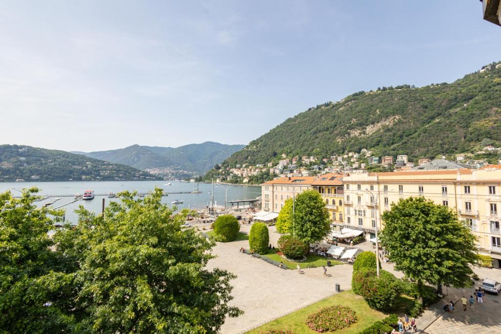 Como City Centre Apartment | Piazza Cavour Lake View - byMyHomeinComo