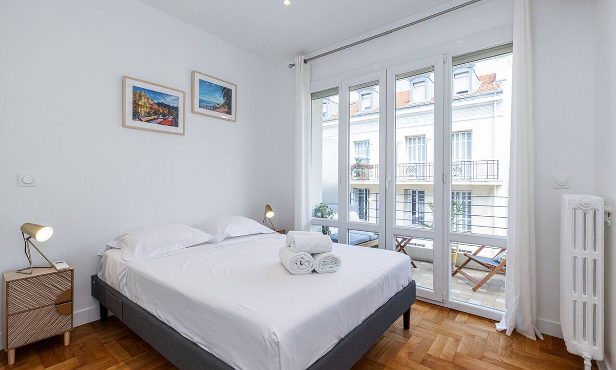 Carabacel Apartment | Quiet 1 Bdr Downtown with Terrace – AC & Parking
