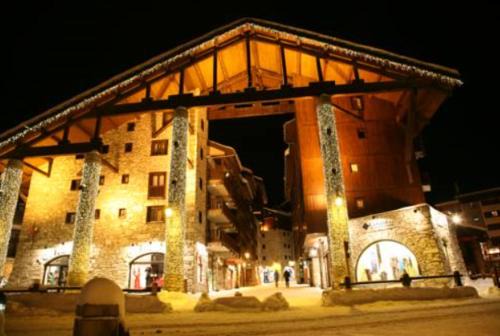 Val-d'Isere Apartment | Résidence VAL VILLAGE, skis aux pieds, Duplex 3 chambres 75 m2 - by MONTBLANC LODGE