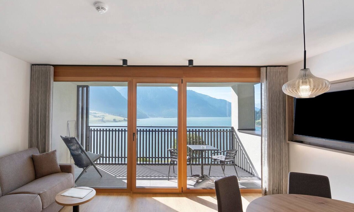Resia Apartment | Residence Froy Apartment 10 – Lake View, Whirlpool & Breakfast Included