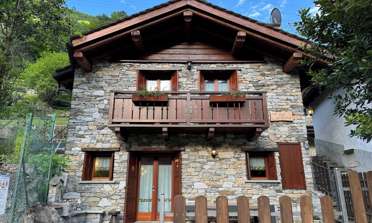 Guglielmo Ski Chalet | Romantic chalet with panoramic views—8 minutes from Chiavenna—traditional dinner available upon request