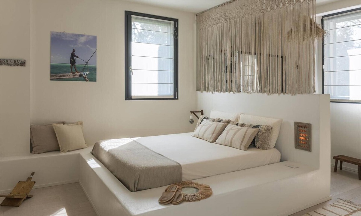Lurate Caccivio Apartment | Sharazad Room in African Style with Mountain View and Shared Terrace