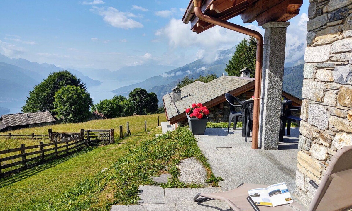 Peglio House | Stunning private villa for 6 guests with WIFI, TV, patio and pets allowed
