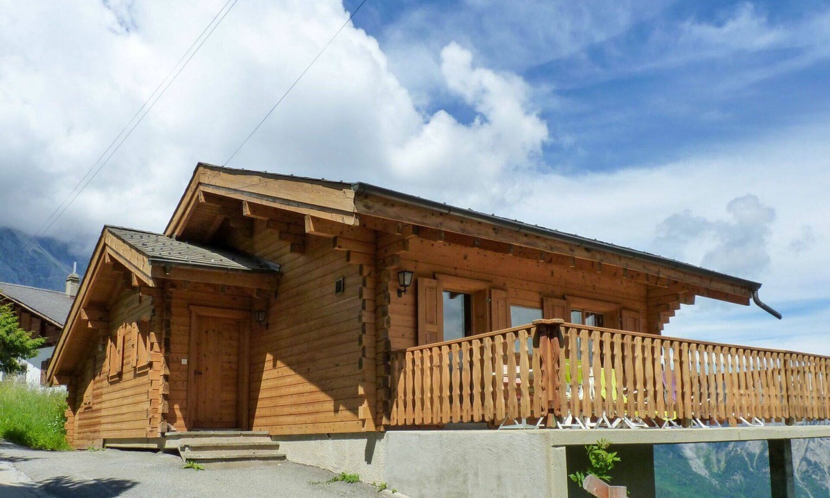 Leytron House | Stunning private villa for 8 guests with TV, terrace and pets allowed
