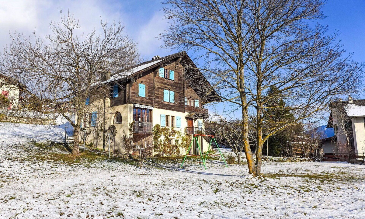 Lens House | Stunning private villa for 10 guests with WIFI, TV, balcony and panoramic view