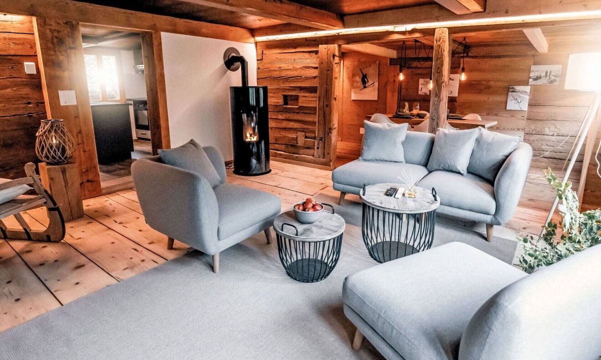 Innertkirchen Villa | Stunning villa for 2 guests with WIFI, TV, patio and panoramic view