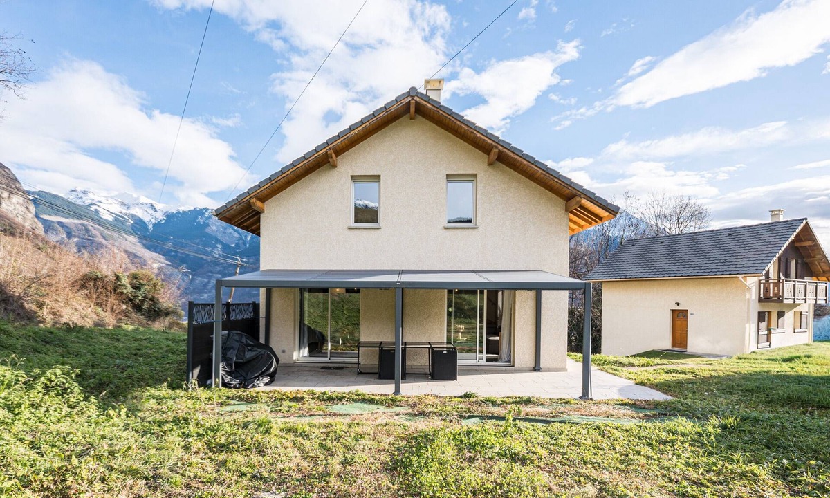 Saint-Jean-de-Maurienne Villa | Villa 'Maison Jarrier Ski , Vélo' with Mountain View, Private Terrace and Wi-Fi