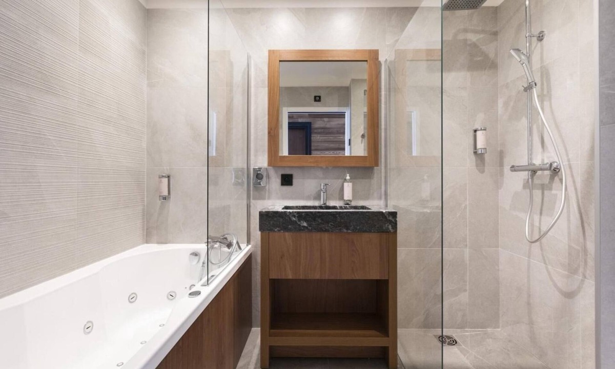 Lanslevillard Apartment | Wifi, 150m from resort center, fitness, swimming pool, sauna, hammam, balcony, tv, ski locker, 45m²