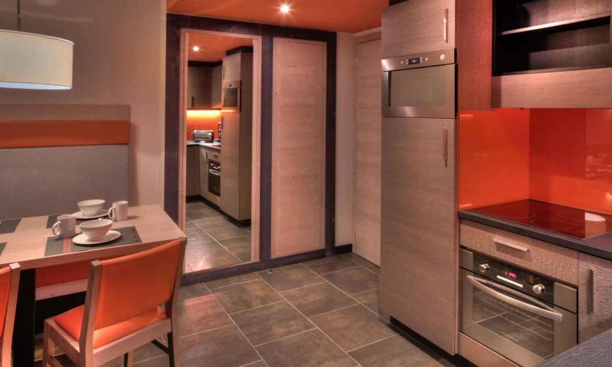 Val-Thorens Apartment | Wifi, 200m from resort center, swimming pool, sauna, hammam, balcony, tv, ski locker, 75-80m²