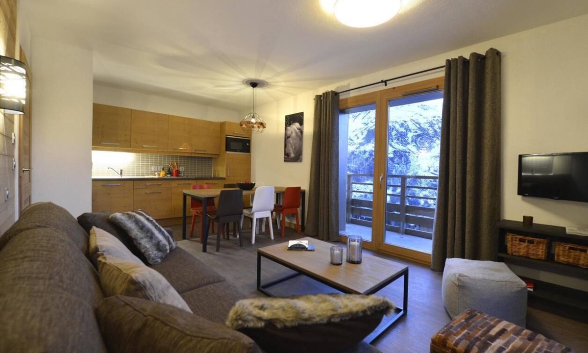 Les Menuires Apartment | Wifi, 50m from resort center, swimming pool, hammam, terrace, balcony, tv, ski locker, 132m²