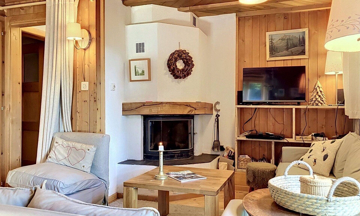 Monthey House | Wonderful private villa for 8 people with WIFI, hot tub, TV and terrace
