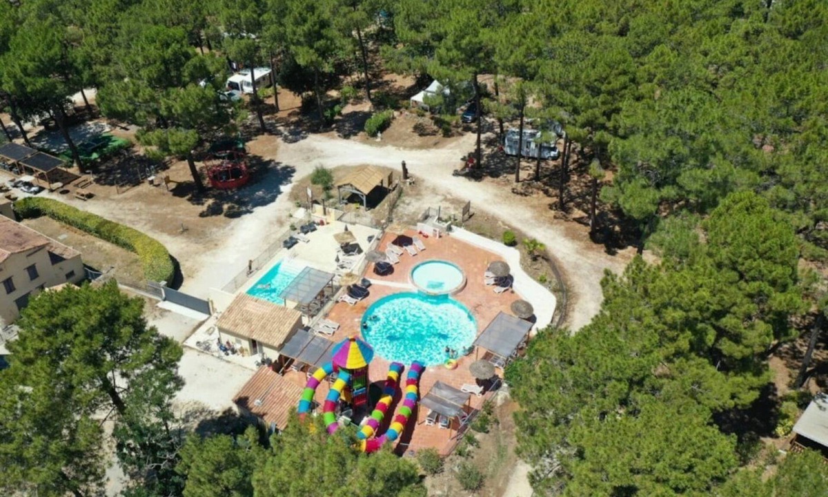 Bollene House | ZEcamping 3 étoiles familial avec piscine chauffée aire de jeux et restaurant
