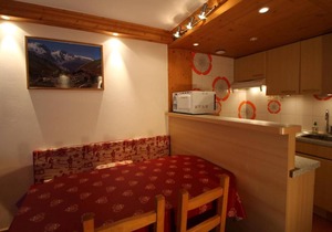 10m from resort center, 8th floor, view lake, balcony, tv, ski locker, 28m², Tignes