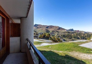 20m from resort center, 2nd floor, view ski slopes, balcony, tv, ski locker, 25m², La Plagne