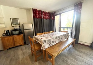 Central Apartment for 6/8 with Mountain View, Balcony & Near Slopes