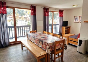 Central Apartment for 6/8 with Mountain View, Balcony & Near Slopes