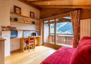 Chalet mitoyen 3 étoiles à La Clusaz, 500m des pistes, 10 pers, terrasse, cheminée, garage, WiFi - FR-1-459-186
