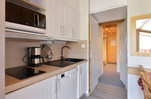 Belle Plagne Apartment | 100m from resort center, 5th floor, view ski slopes/ski slopes, balcony, tv, ski locker, 28m²