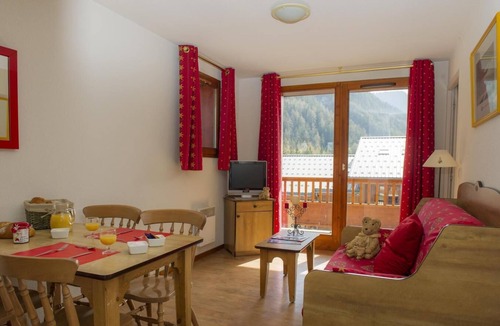 Villarodin-Bourget Apartment | 100m from resort center, swimming pool, balcony, tv, ski locker, 50m², La Norma