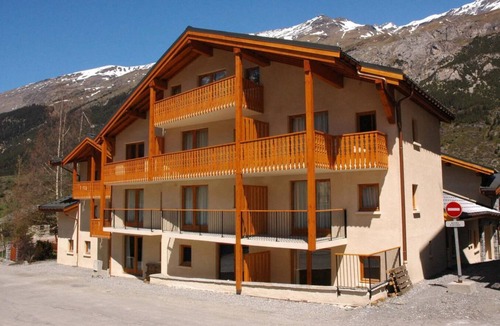 Lanslevillard Apartment | 100m from resort center, view mountain, balcony, tv, ski locker, 35m², Val Cenis