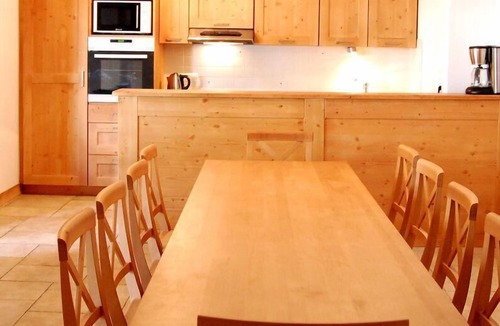 Les Bruyeres Apartment | 100m from shops, 2nd floor, terrace, balcony, fireplace or stove, tv, ski locker, 102m²