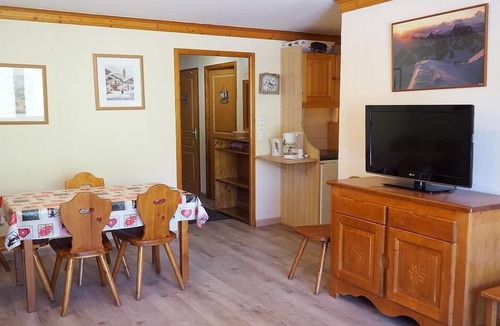 Les Bruyeres Apartment | 100m from shops, 5th floor, balcony, tv, ski locker, 40m², Les Menuires