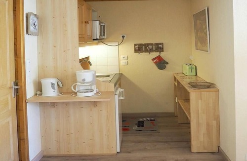 Les Bruyeres Apartment | 100m from shops, 5th floor, balcony, tv, ski locker, 40m², Les Menuires