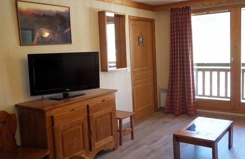 Les Bruyeres Apartment | 100m from shops, 5th floor, balcony, tv, ski locker, 40m², Les Menuires