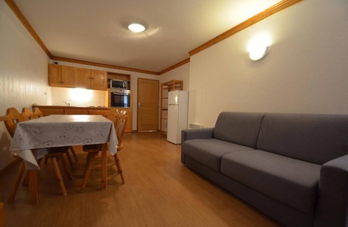 Les Bruyeres Apartment | 100m from shops, 9th floor, balcony, tv, ski locker, 65m², Les Menuires