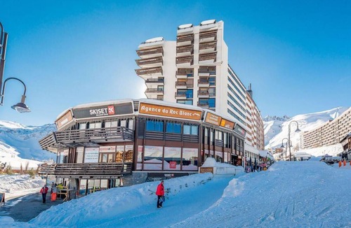 Tignes le Lac Apartment | 10m from resort center, 1st floor, view ski slopes, balcony, tv, ski locker, 200m², Tignes
