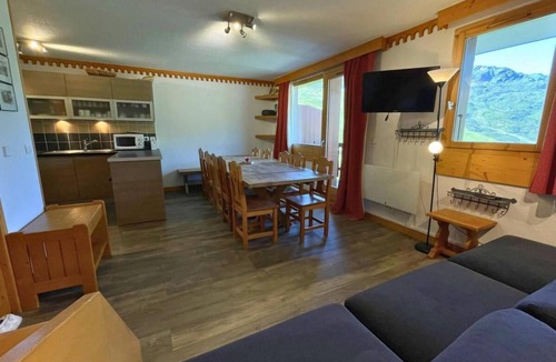 Les Menuires Apartment | 150m from shops, 1st floor, balcony, tv, ski locker, 72m², Les Menuires