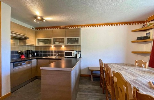 Les Menuires Apartment | 150m from shops, 1st floor, balcony, tv, ski locker, 72m², Les Menuires