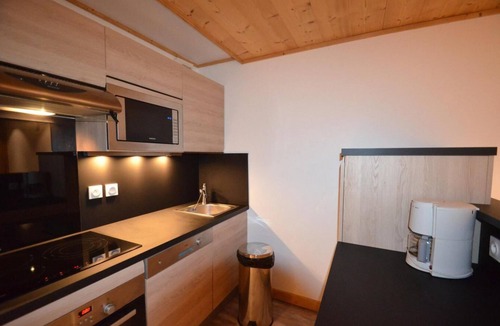 Les Menuires Apartment | 150m from shops, 1st floor, balcony, tv, ski locker, 34m², Les Menuires