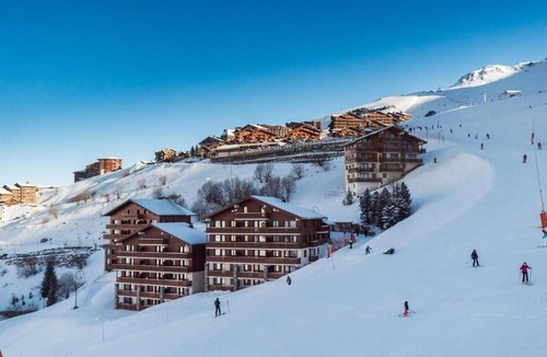 Les Menuires Apartment | 150m from shops, floor -1, balcony, tv, ski locker, 47m², Les Menuires