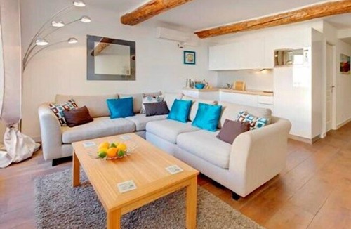 Nice Apartment | 2 Bedroom Apartment Paces from Place Garibaldi, On the Edge of the Old Town.