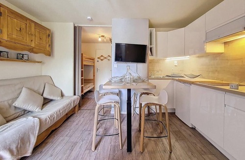 Les Bruyeres Apartment | 200m from resort center, 7th floor, balcony, tv, ski locker, 23m², Les Menuires