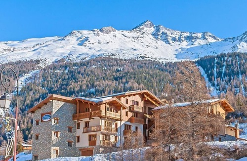 Lanslevillard Apartment | 200m from resort center, fitness, swimming pool, sauna, hammam, balcony, tv, ski locker, 40m²