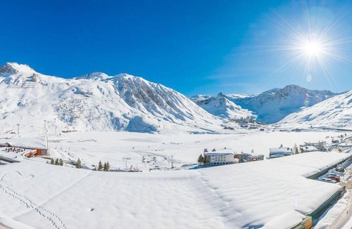 Tignes le Lac Apartment | 20m from resort center, 5th floor, view lake, balcony, tv, ski locker, 64m², Tignes